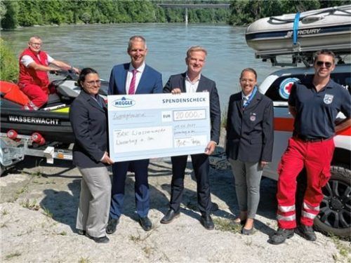 Den Scheck übergaben Meggle-Finanzgeschäftsführer Henning Dehler und Kommunikationsdirektor Felix Raslag an das Vorstandsteam der Wasserwacht Wasserburg mit (von links) Stefan Noder, Margarethe Limpert, Stephanie Oliveira Tente und Andreas Mitterhuber-Heitmeir am Ufer des Inns.