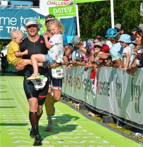 Dennis Eiken lief in Roth mit seinen Kindern im Arm ins Ziel. Foto  arathon Photos