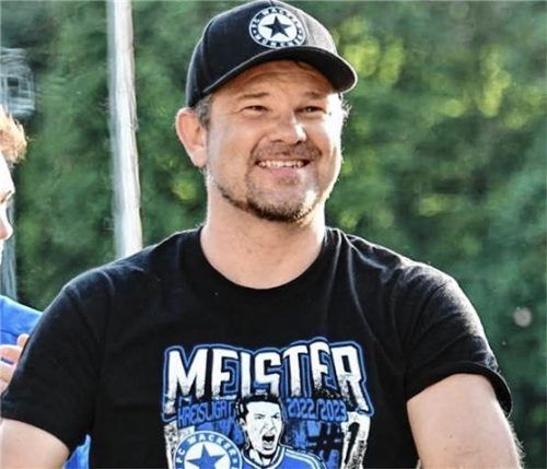 Der 43-jährige Ex-Burghauser Florian Hahn führte den FC Wacker München in die Fußball-Bezirksliga.Foto re