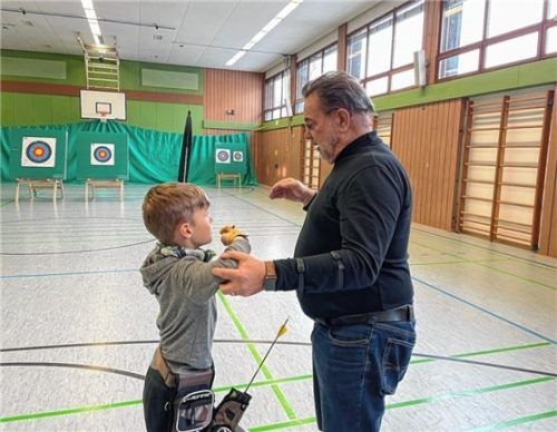 Der ASV Eggstätt bietet seit Januar Bogenschießen an. Trainer Wolfgang Kofen möchte im Sommer im Freien trainieren. Foto Kirchner
