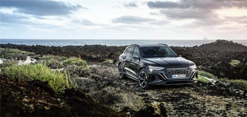 Der Audi Q8 e-tron – ein zertifiziertes, bilanziell CO2-neutrales Auto. Als Beitrag zur Ressourcenschonung verwendet Audi bei einigen Bauteilen Rezyklate, also aufbereitete Materialien, die aus einem Recyclingprozess stammen. Im Interieur kommen sie in Dämmungs- und Dämpfungsmaterialien sowie in Teppichen zum Einsatz. Dabei geht es nicht nur darum, den Ressourceneinsatz zu reduzieren, sondern auch wirtschaftlich und effizient einen Materialkreislauf zu schließen. Foto audi