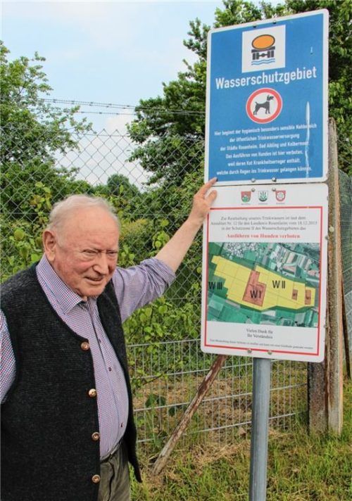 Der ehemalige Landtagsabgeordnete Sepp Ranner vor einem der Schilder, die heute auf das Willinger Wasserschutzgebiet hinweisen.