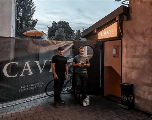 Der Eingang des „Cave“ in der Rosenheimer Samerstraße mit den beiden Betreibern.