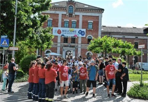 Der Fackellauf durch die Rosenheimer Innenstadt, angeführt von Tobias Mayer.