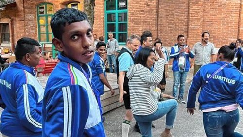 Der im Stadtjugendring stattfindende Plattlerkurs des Trachtenvereins Alt Rosenheim gab auf Bitten spontan eine Plattlereinlage für die zufällig vorbeikommenden Gäste. Die Olympiateilnehmer waren so begeistert, dass gleich sieben sich dem Kurs anschlossen. Foto re