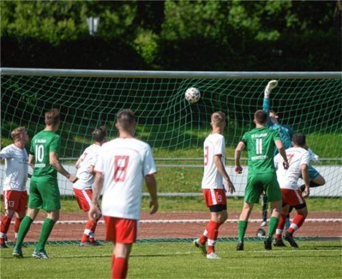 Der K.o.-Schlag für Großholzhausen: Niklas Stepanek (nicht im Bild) köpft zum 1:0 ein.Foto Franz Ruprecht