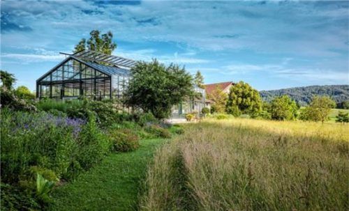 Der Kurpark in Bad Endorf ist mit seiner Orangerie, dem Kräutergarten und dem Kneipp-Becken ist ein Ort zum Erholen und Genießen. Der Verkehrs- und Verschönerungsverein möchte auch in den nächsten Jahren den Kurpark mit weiteren Liegen und Baumpflanzungen für das Naturerlebnis der Gäste und Bürger weiter verbessern. Foto re