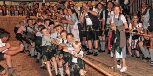 Der Nachwuchs spreizt sich ein: 22 Buben im Schulkindalter – also sozusagen die nächste kraftvolle Generation der Auer Burschen – treten beim Seilziehen gegen ihre größeren Vorbilder an. Kaum zu glauben, aber der Nachwuchs siegte und erntete für den Erfolg großen Applaus.Fotos Strim