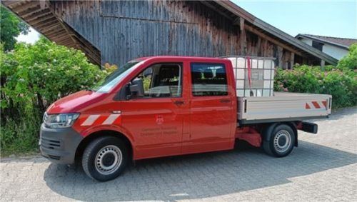 Der „neue“ gebrauchte Pritschenwagen ist schon mit dem gemeindlichen Wappen versehen und einsatzbereit. Foto re