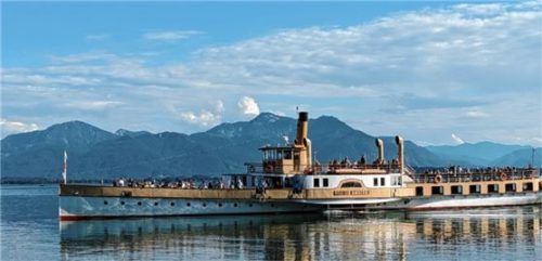 Der Raddampfer „Ludwig Fessler“ läuft den Hafen von Prien-Stock an.Foto höfer