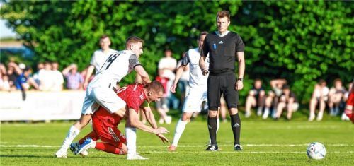 Der TSV 1860 Rosenheim und Kapitän Adel Merdan sind in Ehekirchen in die Knie gegangen und haben im Kampf um den Klassenerhalt nach der 1:5-Niederlage schon fast alle Chancen verspielt. Foto Daniel Worsch