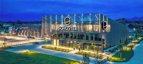 Der Vollausstatter für Hotels, Residenzen, Gesundheitsparks sowie Serviced Apartments: Schuster Hoteleinrichtungen ist einer der führenden Anbieter der Branche. 90 Mitarbeiter und Mitarbeiterinnen liefern einen Rundumservice von der Beratung über Produktion und Lieferung bis hin zur Montage vor Ort. Zum 100. Jubiläum lädt das Bernauer Familienunternehmen zum Tag der offenen Tür am Samstag, 1. Juli, von 10 bis 17 Uhr.