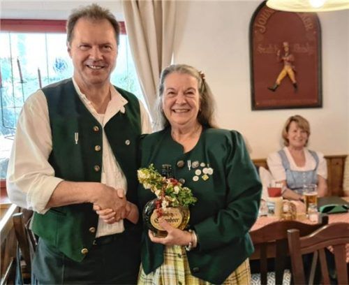 Der Vorsitzende des Sängerkreises Wendelstein, Alois Hundhammer, gratulierte Angelika Fabian.