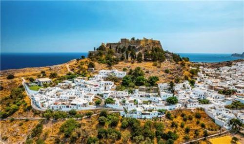 Die Akropolis von Lindos ist nur eine der zahlreichen Sehenswürdigkeiten auf der sonnenreichen Insel Rhodos. Foto shutterstock.com
