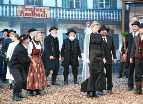 Die Akteure des Stücks vor der aufwendig gestalteten Kulisse der Freilichtbühne.Foto schlecker