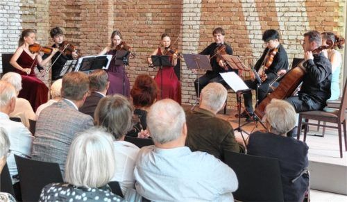 Die Aufführung der Streichoktette von Bruch und Mendelssohn mit Julia Fischer (Erste Geige, links), Nils Mönkemeyer (Bratsche, in der Mitte) und Benjamin Nyffenegger (Cello, rechts). Dazwischen die jungen Talente. Foto Frei