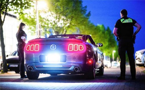 Die Autoposer vom Herto-Park hat die Polizei verstärkt ins Visier genommen. Jetzt müssen 20 junge Männer hohe Bußgelder zahlen und ein 22-jähriger Großkarolinenfelder muss nun erst einmal laufen. Foto  dpa
