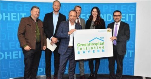 Die Belobigung übergaben Bayerns Umweltminister Thorsten Glauber (Dritter von links) und Bayerns Gesundheitsminister Klaus Holetschek (rechts) an die Romed-Vertreter (von links) Technischer Leiter August Schechner, Kaufmännischer Leiter Dr. Max von Holleben, Geschäftsführer Dr. Jens Deerberg-Wittram und Klinikentwicklerin Camilla Berneder. Foto Bayerisches Gesundheitsministerium