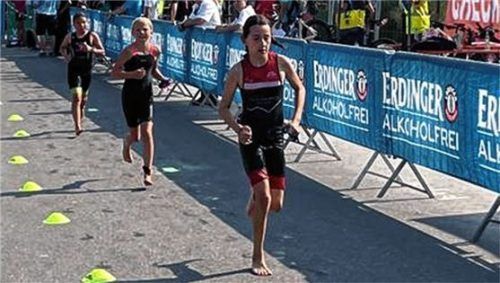 Die Brannenburgerin Mia Pohlmann (vorne) auf Silberkurs in der Wechselzone. Foto TSV