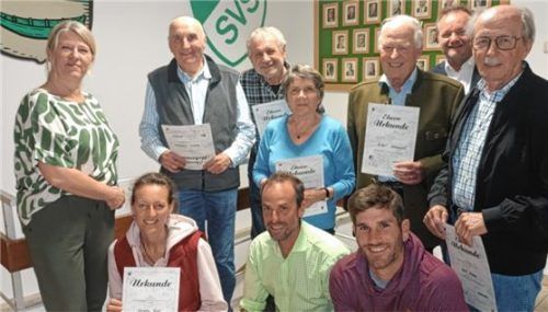 Die Ehrungen zahlreicher Mitglieder nahmen die Zweite Vorsitzende Alexandra Leicher (links) und Vorsitzender Uwe Klützmann-Hoffmann (ganz hinten rechts) vor.Foto re