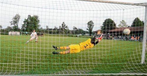 Die Entscheidung: Jakob Staber verwandelt den entscheidenden Elfmeter und hält den SV Nußdorf in der Kreisklasse. Foto Franz Ruprecht