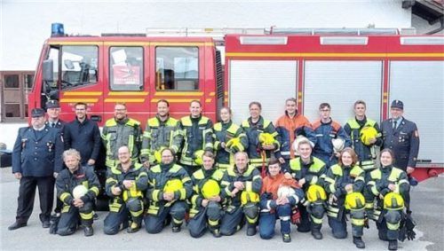 Die erfolgreichen Absolventen der Leistungsprüfung mitihren Prüfern.Foto FFW Schloßberg