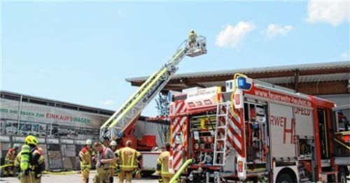 Die Feuerwehr rückte mit einer Drehleiter an, um schnell an den Brandherd heranzukommen. Foto Reisner