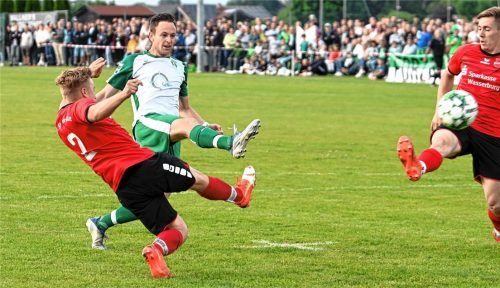 Die Fußballer des SV Tattenhausen (Matthias Riedl beim Schuss), hier im Relegationsspiel gegen Griesstätt, müssen nächste Saison wieder in der Kreisklasse antreten, Griestätt und Stefan Gartner (2) spielen dagegen in der äußerst attraktiven Kreisliga 1. Foto  Hans-Jürgen Ziegler