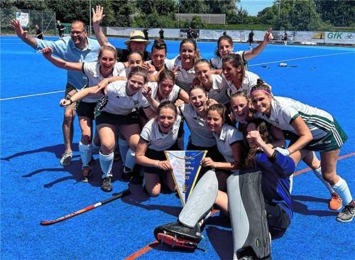 Die Hockey-Damen des SB Rosenheim präsentieren den blau-weißen Wimpel für die bayerische Meisterschaft.Foto re