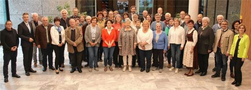 Die in der kommunalen ehrenamtlichen Seniorenarbeit tätigen Vertreter und Bürgermeister hatten viel zu besprechen. Gastgeber waren der Beauftragte des Landkreises Rosenheim für die Belange älterer Menschen, Thomas Waldvogel (links), und Landrat Otto Lederer (Zweiter von links).Foto Landratsamt Rosenheim