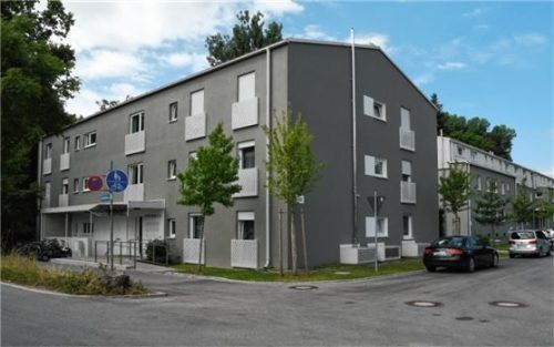 Die insgesamt vier Häuser am Föhrenweg in Rosenheim wurden im Rahmen eines Pilotprojekts um jeweils ein Stockwerk in Holzbauweise erhöht. Die Bewohner konnten während der Bauphase in ihren Wohnungen bleiben. Fotos Schlecker