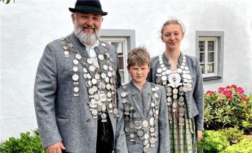 Die königliche Auszeichnung ging an (von links) Johann Webersberger, David Mieslinger und Ida Webersberger.Foto re