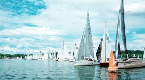Die lange Startlinie zwischen dem Segelclub CYC und der Herreninsel mit den 104 Booten. Foto Berger