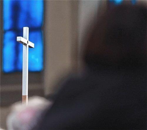 Die Last mit den Vergehen im Schatten des Kreuzes: Ein übergriffiger Priester ist offensichtlich in den Pfarrverband Westliches Chiemseeufer versetzt worden. Foto dpa