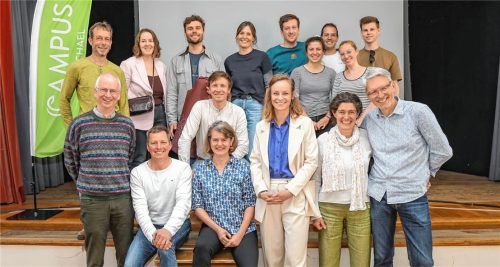 Die nachhaltige Verwaltung und Vermietung von Ferienunterkünften, eine neue, am Gemeinwohl orientierte Social-Media-Plattform oder ein aufblasbares Fitness-Studio: Mit diesen und weiteren Ideen begeisterten sechs Gründer-Teams beim Projekt „Startrampe“. Mit dabei waren (hinten, von links) Martin Wimmer, Johanna Rapp, Tobi Deckert, Amelie Mertens vom „Impact Hub München“, Martin Zillner, Josef Eigsperger und Christian Hiller sowie (Mitte, von links) Bernd Honerkamp, Stefan Wilk, Nina Schaaf und Hannah Quaas und (vorne, von links) Alex Reinmiedl, Katharina Schwangler, Campusmanagerin Johanna Nimmervoll, Dr. Lucia Jochner-Freitag und Martin Jochner. Fotos  Effner