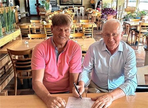 Die neuen Macher der Fußballabteilung des TSV 1860 Rosenheim: Richard Meisinger (rechts) hat das wirtschaftliche Sagen, Peter Wimmer die sportliche Kompetenz.Foto re