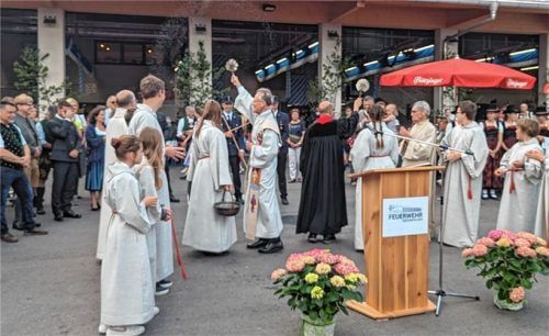 Die Pfarrer Hans Huber und Günter Nun segnen das neue Feuerwehrhaus. Foto Hoffmann