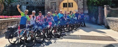 Die Radlergruppe aus dem Landkreis Rosenheim erreichte das Stadttor von Lazise. Foto Hobmaier