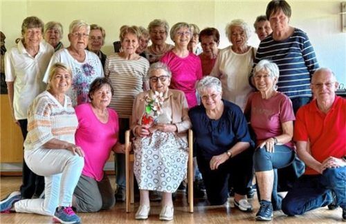 Die rüstige Jubilarin Ulla Wohlfahrt (Mitte) feiert ihren Geburtstag im Kreise ihrer Gymnastikkollegen.Foto Gasteiger