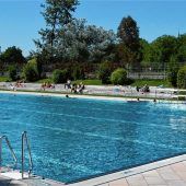 Jugendliche Badegäste retten Bub (4)