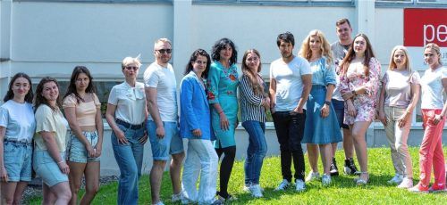 Die Schulklasse bedankte sich in emotionalen Briefen bei den Helfern aus Stadt und Landkreis Rosenheim: (von links) Dariia und Sofiia Babenko, Anastasiia Babich, Svitlana Grytsyuk, Ivan Ohurtsov, Alona Onyshchenko, Maryna Pedchenko, Nataliia Plakunova, Aminullah Rustaqi, Kateryna Skubenko, Vladyslav Symbirtsev, Iryna Vasylenko, Marianna Yurko und Hanna Zhubina. Auf dem Bild fehlen Natalya Filimonova und Maria Kaama. Foto Aberle