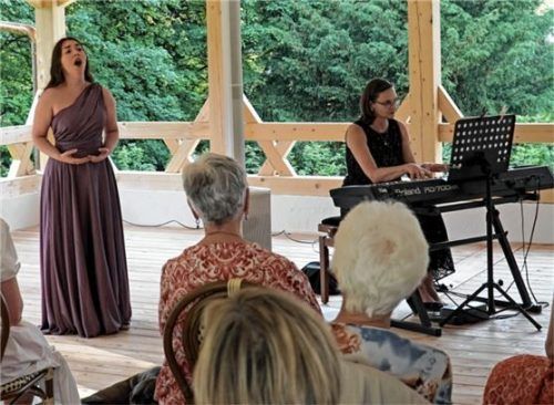 Die Sopranistin Selin Dagyaran, am Klavier begleitet von Vyara Shuperlieva, erreichte mühelos höchste Töne. Foto Pillatzki