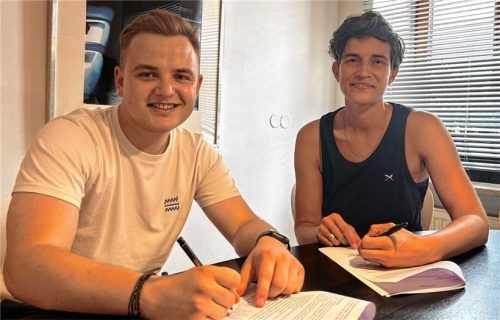 Die Tinte auf dem Vertrag ist trocken: Wasserburgs Abteilungsleiterin Johanna Retzlaff mit dem neuen Headcoach Luis Prantl.Foto TSV Wasserburg