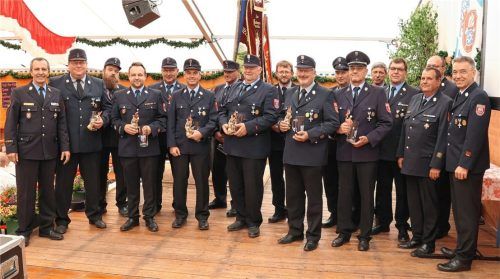 Die Verbandsversammlung des Kreisfeuerwehrverbands ist zugleich auch Dienstversammlung der Kommandanten. Kreisbrandrat Richard Schrank (links) und Landrat Otto Lederer (rechts) nutzten diesen Rahmen, um 20 ehemalige Kommandanten und stellvertretende Kommandanten zu verabschieden. Den jeweiligen Nachfolgern wünschte der Kreisbrandrat „eine gute Hand für die verantwortungsvolle Aufgabe“.Foto  Landratsamt Rosenheim