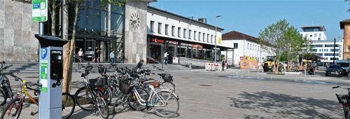 Die wild parkenden Fahrräder am Südtiroler Platz sorgen immer wieder für Ärger. Eine neue Satzung soll jetzt helfen. Foto  Schlecker