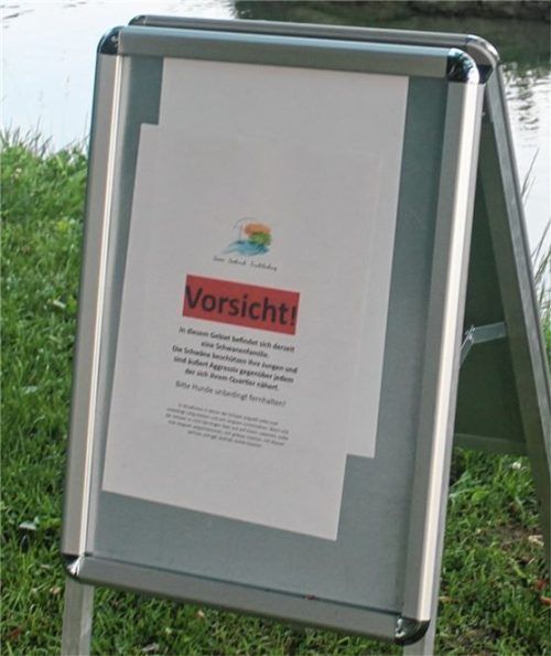 Dieses Warnschild ließ Bürgermeister Martin Bartlweber zwischenzeitlich an der Alz aufstellen. Foto Rasch