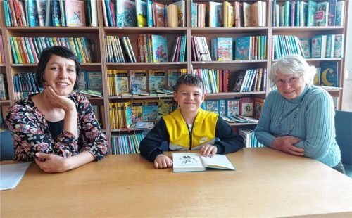 Echte Teamarbeit für bessere Integration von Kindern aus Migrationsfamilien (von links): Projektleiterin vom Mehrgenerationshaus Rosenheim, Tina Matousek, Schüler Amar Alic und Schülerpatin Ingrid Stolz-Klein. Foto Jennifer Beuerlein