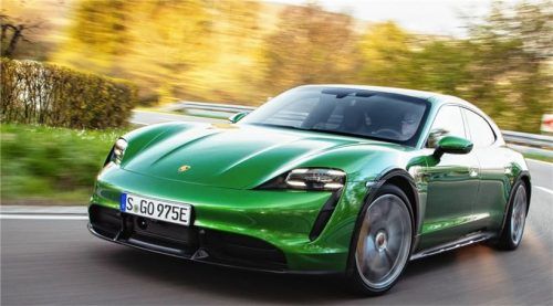 Ein Allrounder unter den Elektro-Sportwagen: der Taycan Turbo S Cross Turismo in mambagrünmetallic. Foto Porsche