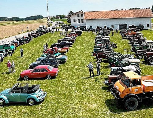Ein ansehnlicher Oldiepark hatte sich auf der Wiese in Brandstätter angesammelt. Jedes einzelne Fahrzeug wurdebestaunt und neugierig begutachtet.Foto  Unterforsthuber