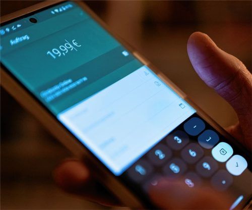 Ein Bankkunde führt am Smartphone eine Banküberweisung aus. Nach Einschätzung von Experten macht es in puncto Sicherheit keinen Unterschied, ob Bankgeschäfte per PC und Laptop oder auf mobilen Geräten ausgeführt werden. Wichtig sei jedoch, die Betriebssysteme aktuell zu halten und auf Virenschutz zu setzen. Foto dpa